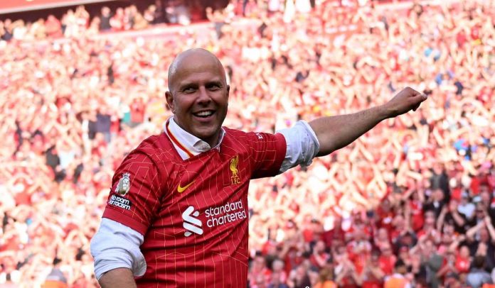 Arne Slot merayakan gelar Premier League Liverpool