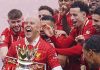 Arne Slot merayakan trofi Premier League bersama skuad Liverpool
