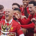 Arne Slot merayakan trofi Premier League bersama skuad Liverpool