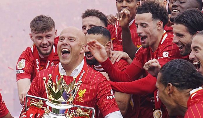 Arne Slot merayakan trofi Premier League bersama skuad Liverpool