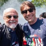 Aurelio de Laurentiis merayakan scudetto bersama Antonio Conte