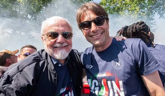 Aurelio de Laurentiis merayakan scudetto bersama manajer Napoli Antonio Conte