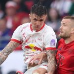 Benjamin Sesko memenangi duel udara melawan Eric Dier di laga Leipzig vs Bayern Munchen