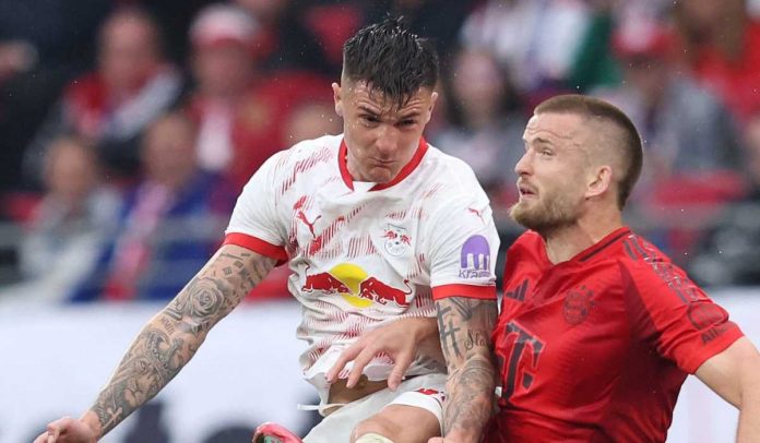 Benjamin Sesko memenangi duel udara melawan Eric Dier di laga Leipzig vs Bayern Munchen