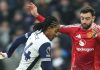 Bruno Fernandes berebut bola dengan Djed Spence di laga Tottenham Hotspur vs Manchester United