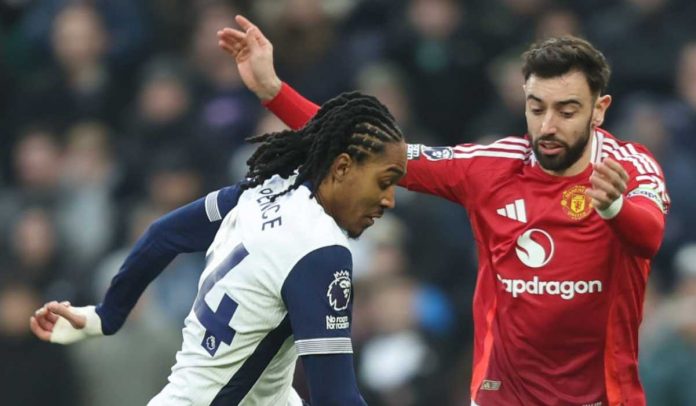Bruno Fernandes berebut bola dengan Djed Spence di laga Tottenham Hotspur vs Manchester United