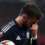 Bruno Fernandes bersiap mengeksekusi penalti kontra Athletic Bilbao