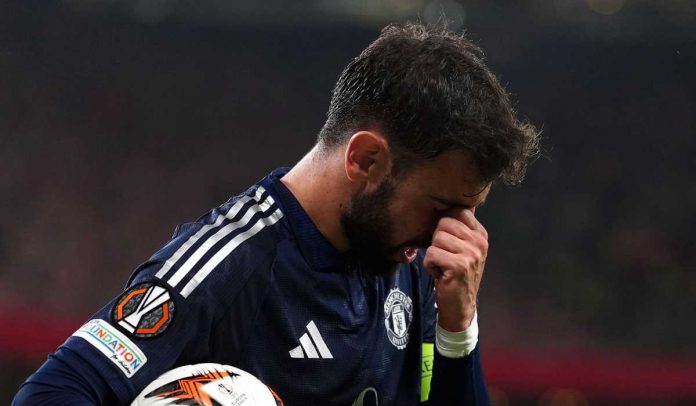 Bruno Fernandes bersiap mengeksekusi penalti kontra Athletic Bilbao