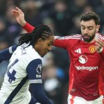 Bruno Fernandes dan Djed Spence di laga Tottenham kontra Manchester United