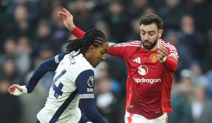 Bruno Fernandes dan Djed Spence di laga Tottenham kontra Manchester United