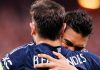 Bruno Fernandes memeluk Casemiro dalam selebrasi gol Manchester United