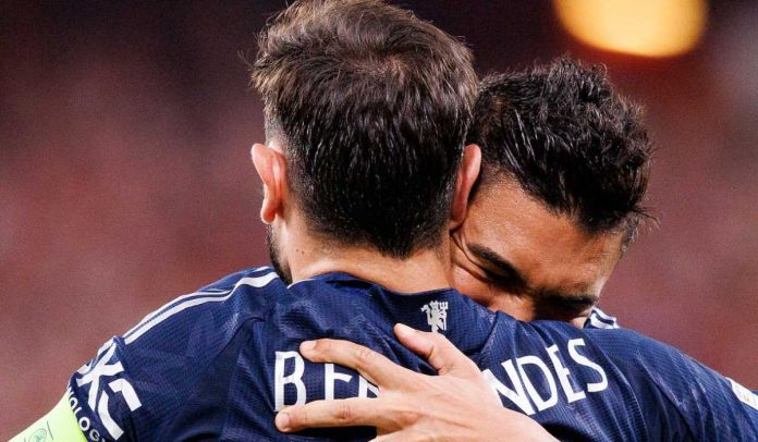 Bruno Fernandes memeluk Casemiro dalam selebrasi gol Manchester United