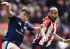 Bryan Mbeumo berebot bola dengan Harry Amas