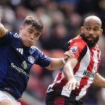 Bryan Mbeumo berebot bola dengan Harry Amas