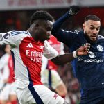 Bukayo Saka berduel dengan Noussair Mazraoui
