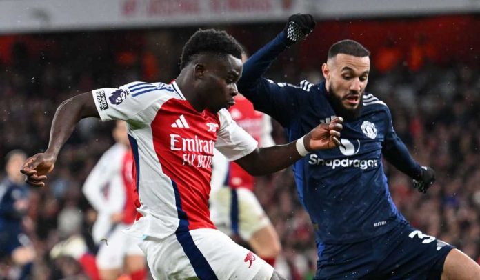 Bukayo Saka berduel dengan Noussair Mazraoui