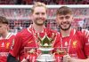 Caoimhin Kelleher mengangkat piala bersama Conor Bradley
