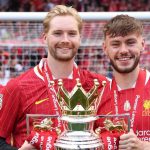 Caoimhin Kelleher mengangkat piala bersama Conor Bradley
