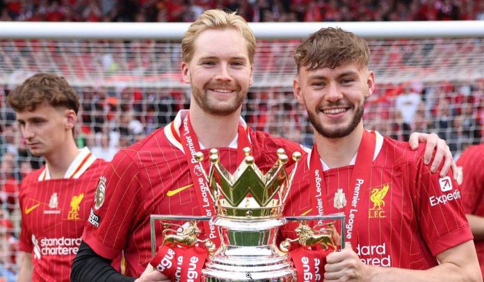 Caoimhin Kelleher mengangkat piala bersama Conor Bradley