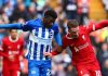Carlos Baleba (Brighton) berebut bola dengan Alexis Mac Allister (Liverpool)