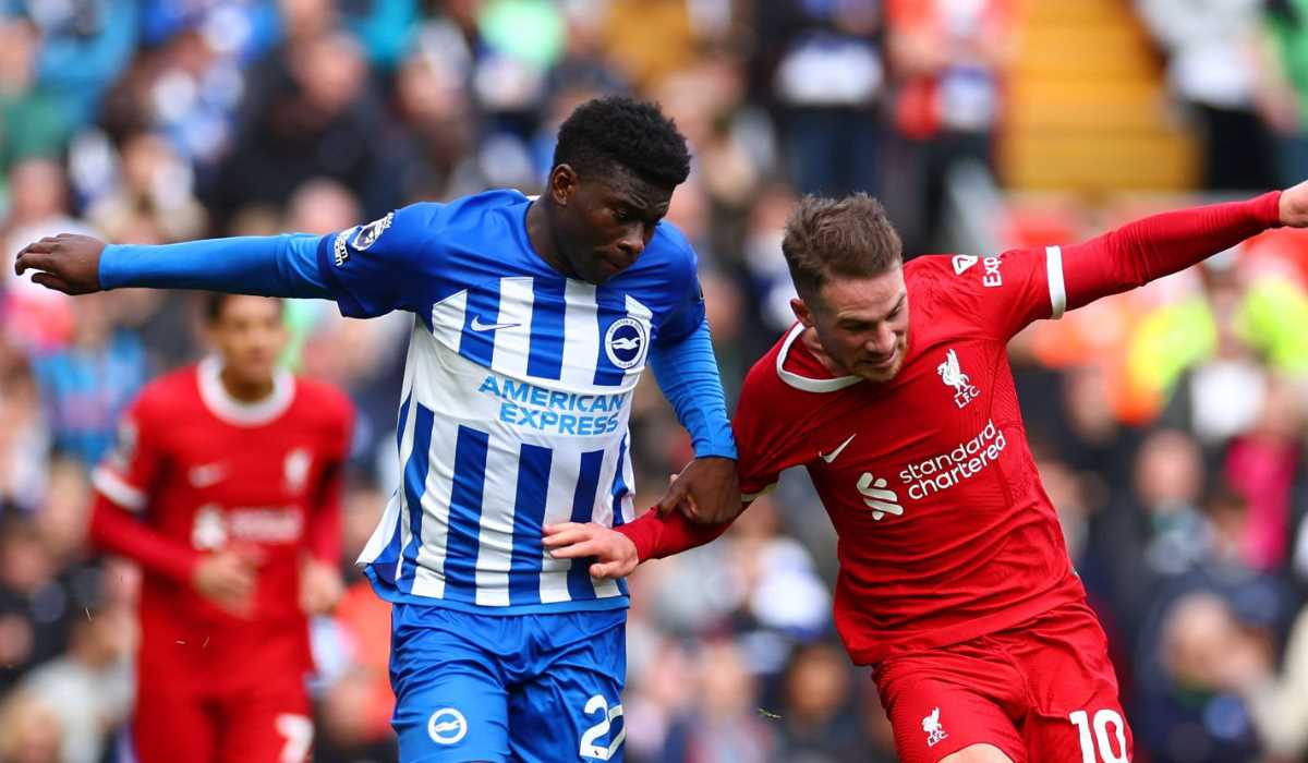 Carlos Baleba (Brighton) berebut bola dengan Alexis Mac Allister (Liverpool)