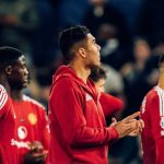 Casemiro berjalan keluar usai pertandingan Chelsea vs Manchester United