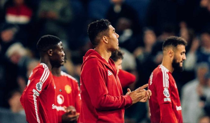 Casemiro berjalan keluar usai pertandingan Chelsea vs Manchester United