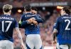 Casemiro memeluk Bruno Fernandes dalam perayaan gol Manchester United
