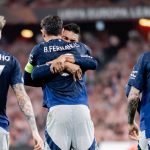 Casemiro memeluk Bruno Fernandes dalam perayaan gol Manchester United