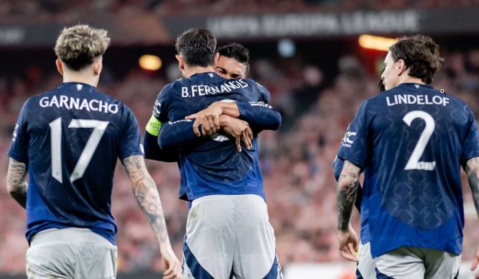 Casemiro memeluk Bruno Fernandes dalam perayaan gol Manchester United
