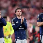 Christian Eriksen, Mason Mount, dan Harry Maguire menyapa fans usai pertandingan