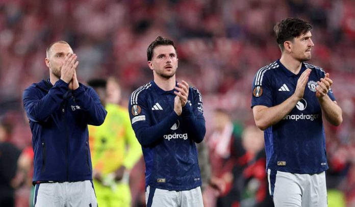 Christian Eriksen, Mason Mount, dan Harry Maguire menyapa fans usai pertandingan