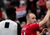 Christian Eriksen melambaikan tangan ke fans di laga terakhir Manchester United