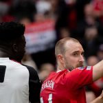 Christian Eriksen melambaikan tangan ke fans di laga terakhir Manchester United