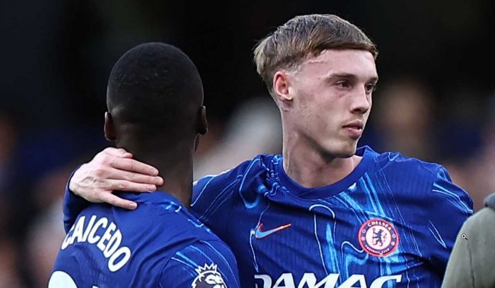 Cole Palmer memeluk Moises Caicedo