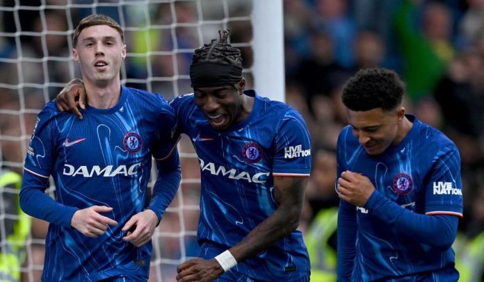 Cole Palmer merayakan gol bersama Noni Madueke dan Jadon Sancho