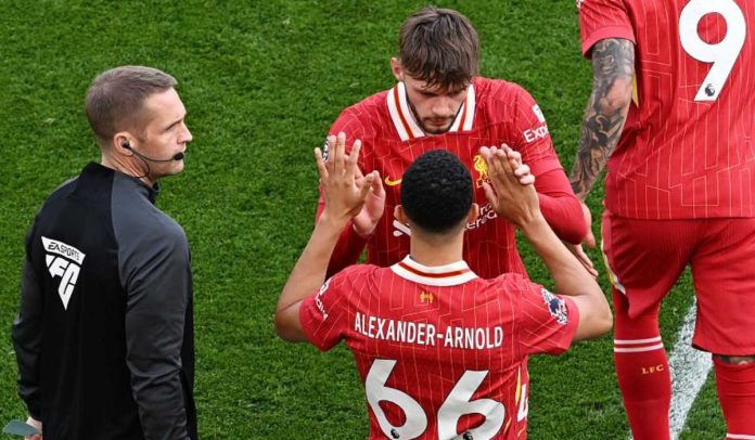 Conor Bradley saat ditarik keluar dan digantikan Trent Alexander-Arnold