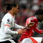 Darwin Nunez mencoba merebut bola dari Kobbie Mainoo