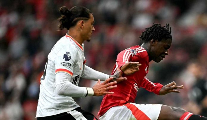 Darwin Nunez mencoba merebut bola dari Kobbie Mainoo