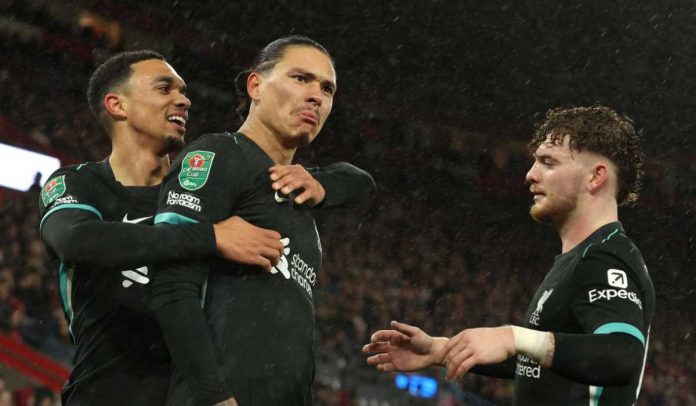 Darwin Nunez merayakan gol bersama Trent Alexander-Arnold dan Harvey Elliot