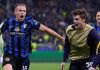 Davide Frattesi berlari merayakan gol ke gawang Barcelona