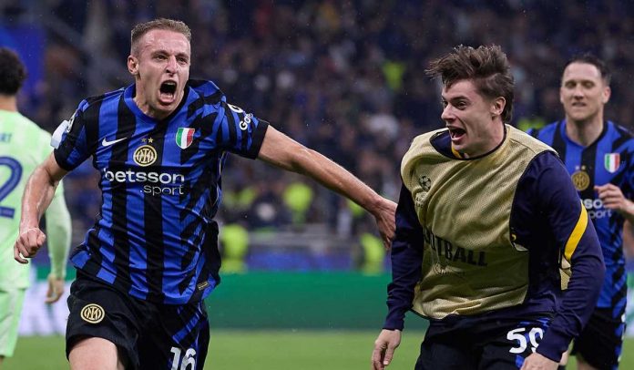 Davide Frattesi berlari merayakan gol ke gawang Barcelona