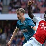 Dean Huijsen berduel Bukayo Saka di laga Arsenal vs Bournemouth