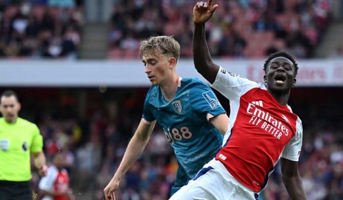 Dean Huijsen berduel Bukayo Saka di laga Arsenal vs Bournemouth