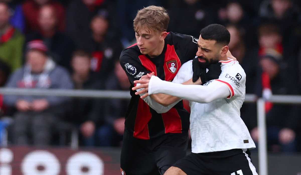 Dean Huijsen mengawal pergerakan Mohamed Salah