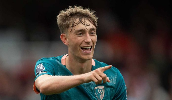 Dean Huijsen merayakan golnya ke gawang Arsenal