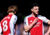 Declan Rice berdiri bersama Martin Odegaard di laga Everton vs Arsenal