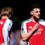 Declan Rice berdiri bersama Martin Odegaard di laga Everton vs Arsenal