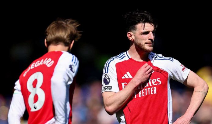 Declan Rice berdiri bersama Martin Odegaard di laga Everton vs Arsenal
