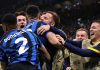Denzel Dumfreis ikut merayakan gol Inter Milan